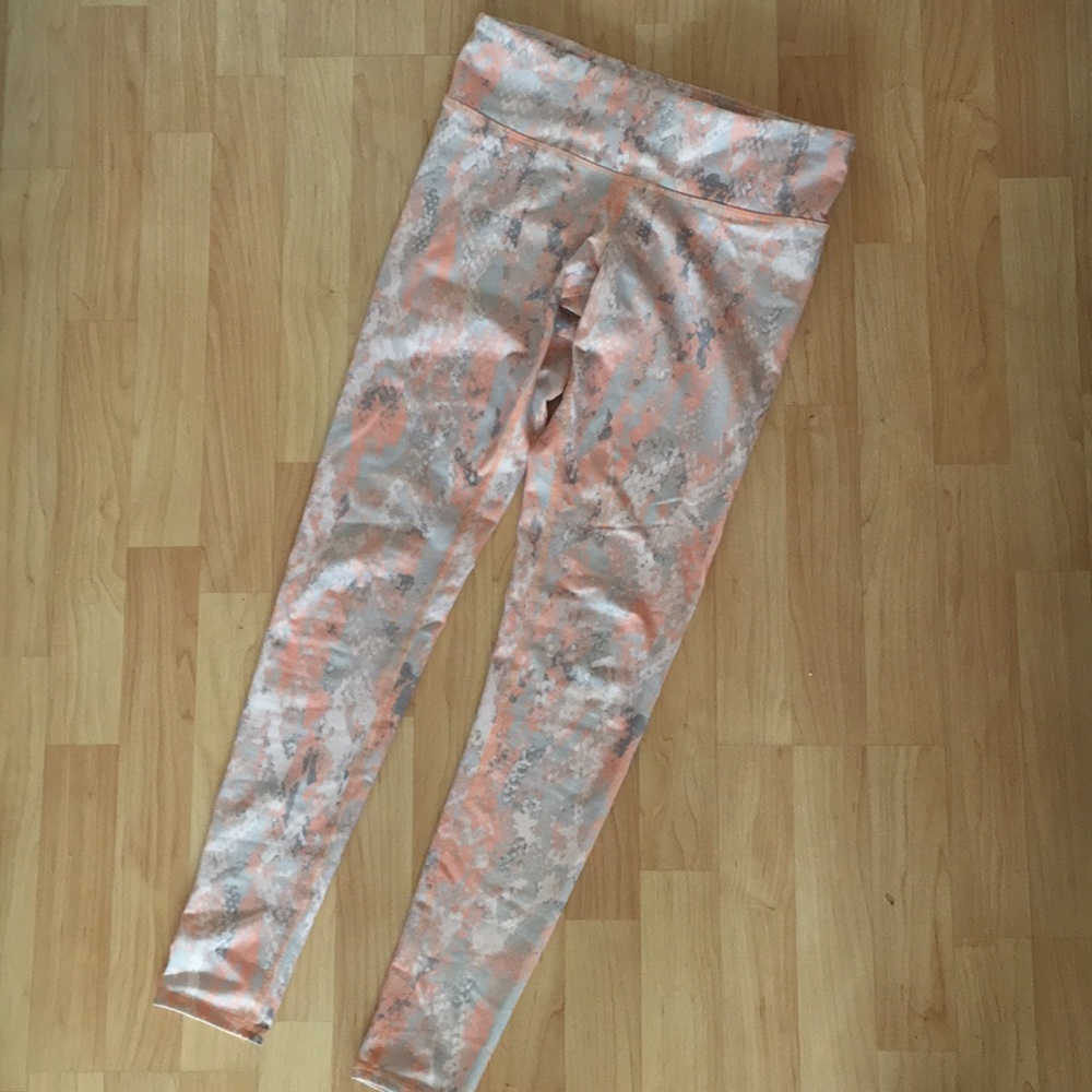 ALO Yoga leggings size S snake print, pastel